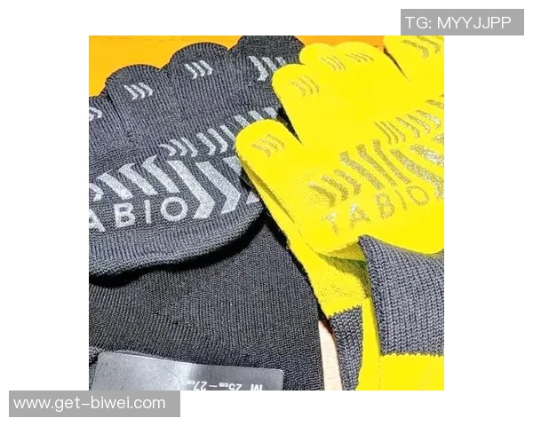 条纹足球袜的时尚魅力与运动性能完美结合,提升你的球场表现与个性风格 条纹足球袜的时尚魅力与运动性能完美结合,提升你的球场表现与个性风格