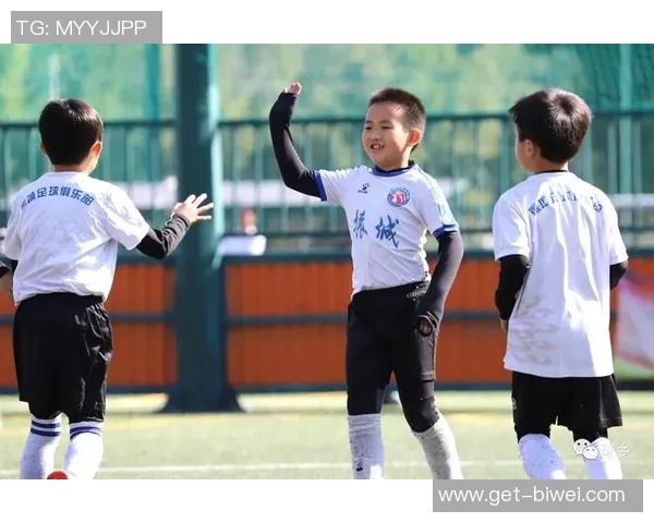 袁贵仁推动校园足球发展助力青少年全面素质提升与健康成长